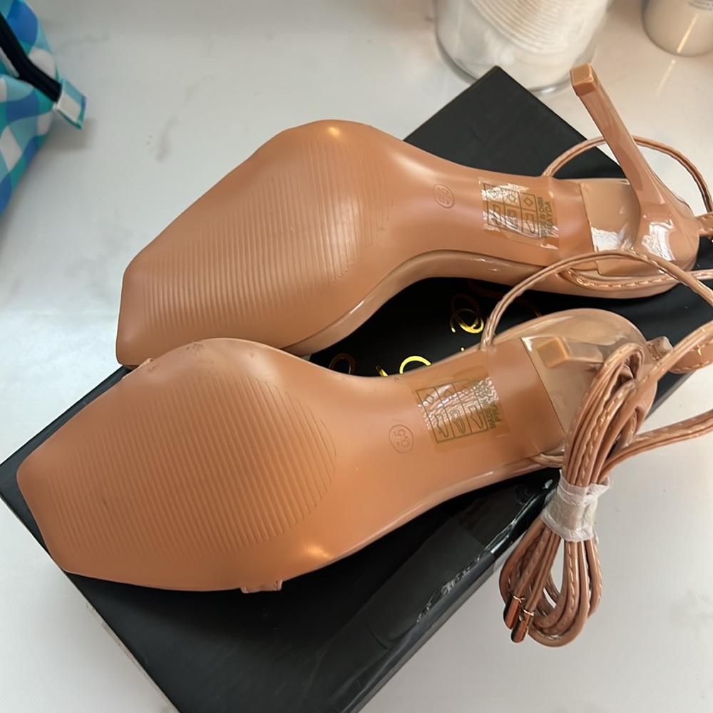 Heels - Picture 4 of 4